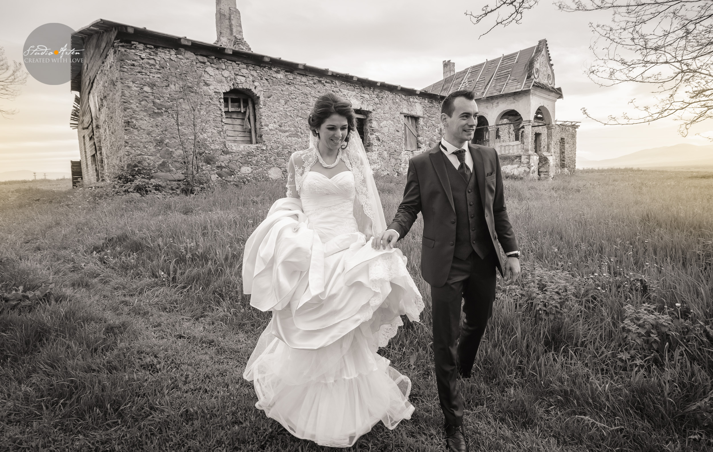 Thrash The Dress, fotosedinta dupa nunta, foto nunta alb negru, castel, ruine,